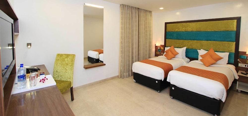 La Woods Hotel Chennai Exterior photo