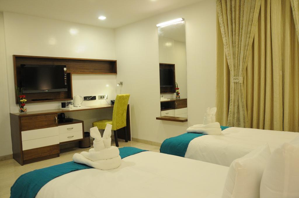 La Woods Hotel Chennai Exterior photo