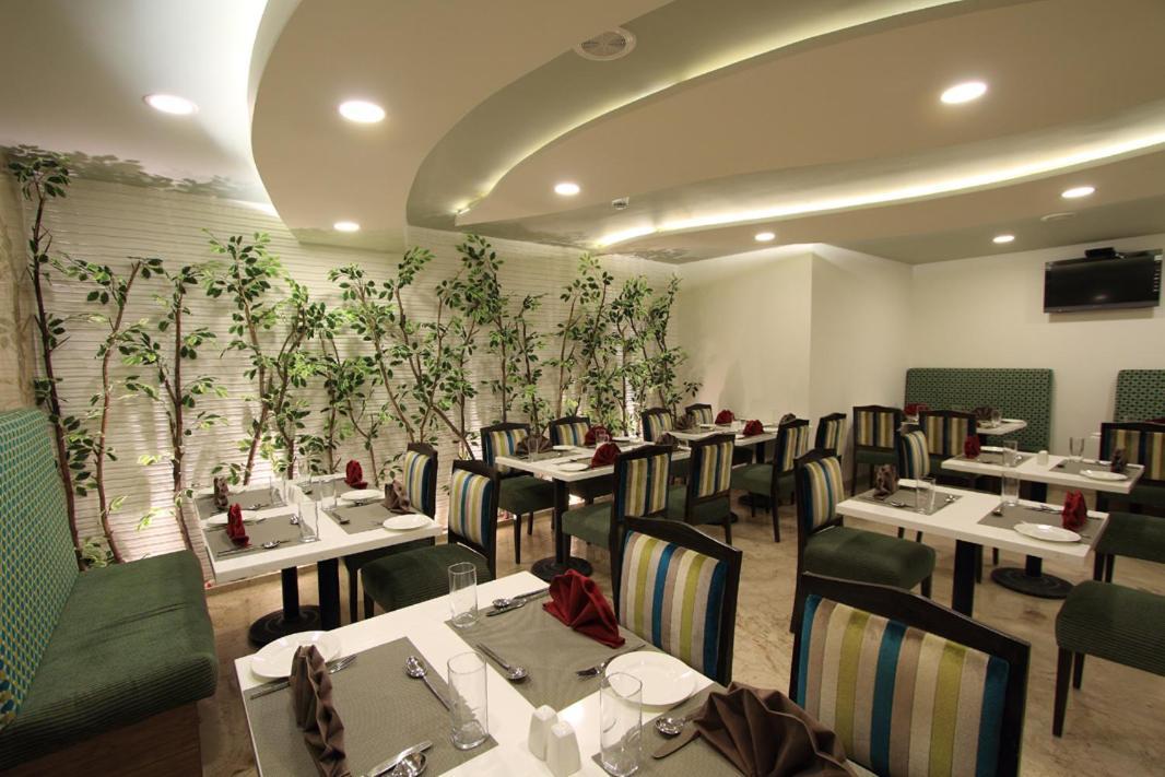 La Woods Hotel Chennai Exterior photo