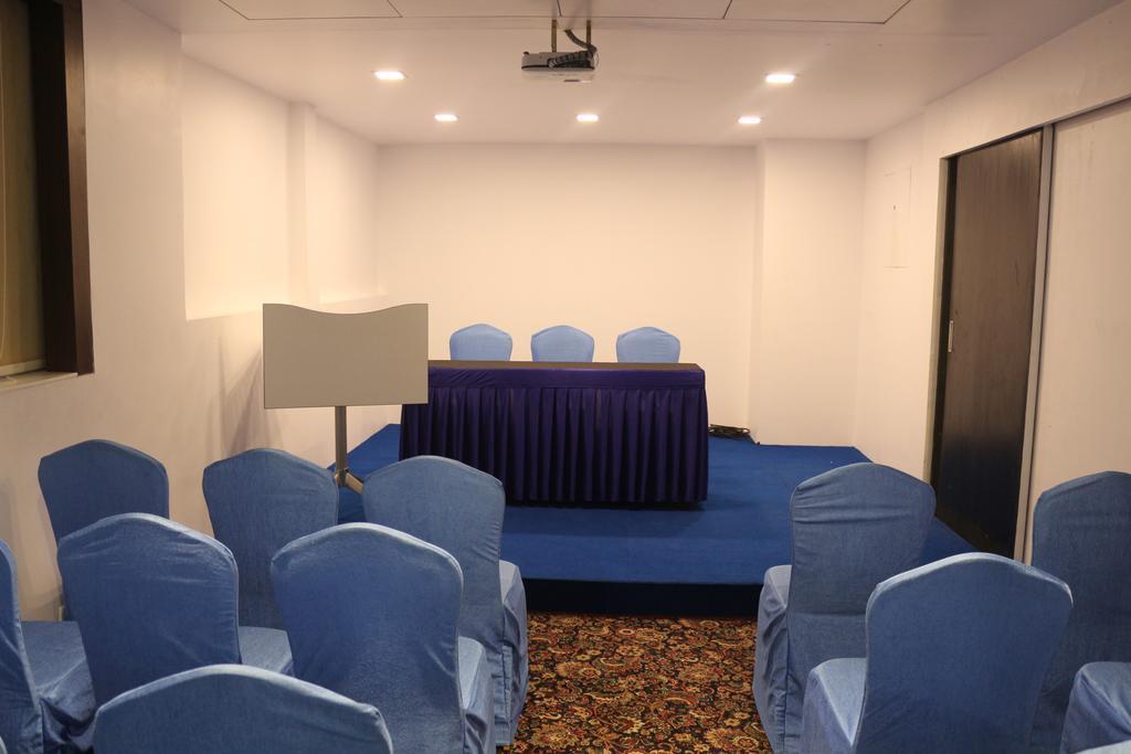 La Woods Hotel Chennai Exterior photo