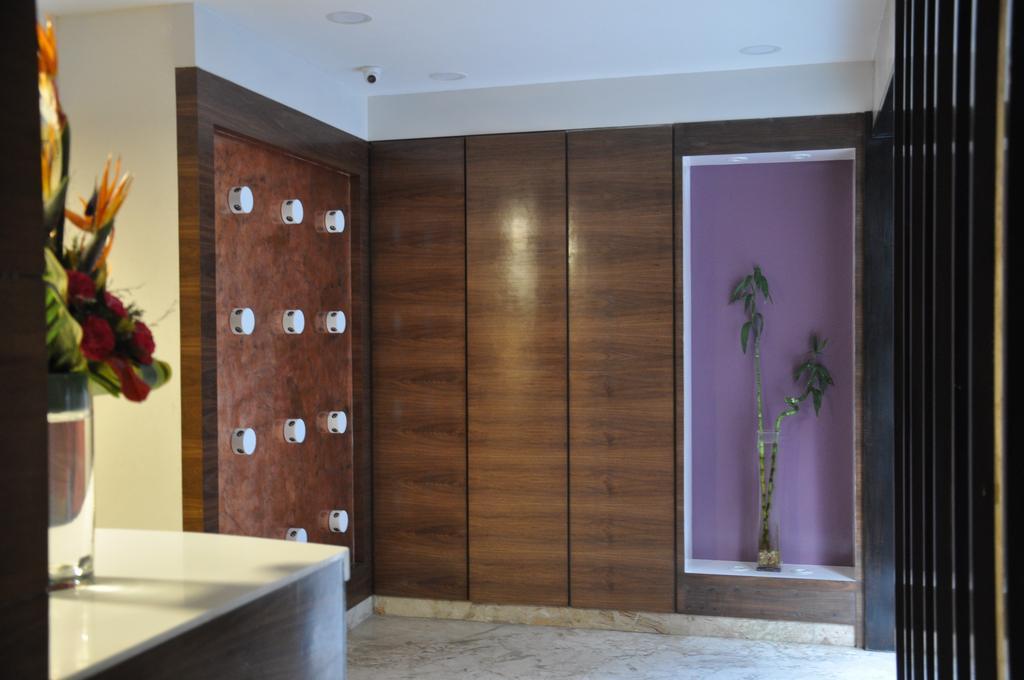 La Woods Hotel Chennai Exterior photo