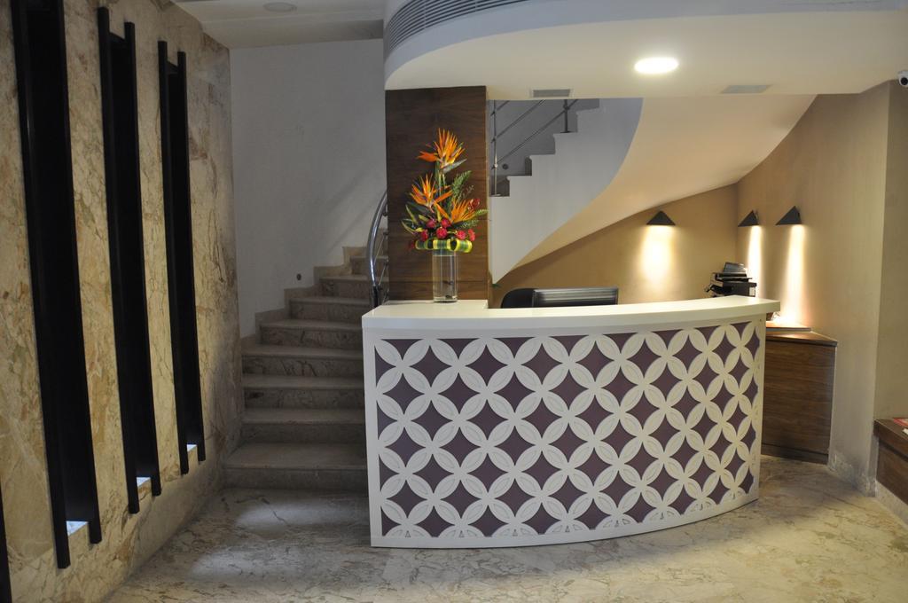 La Woods Hotel Chennai Exterior photo