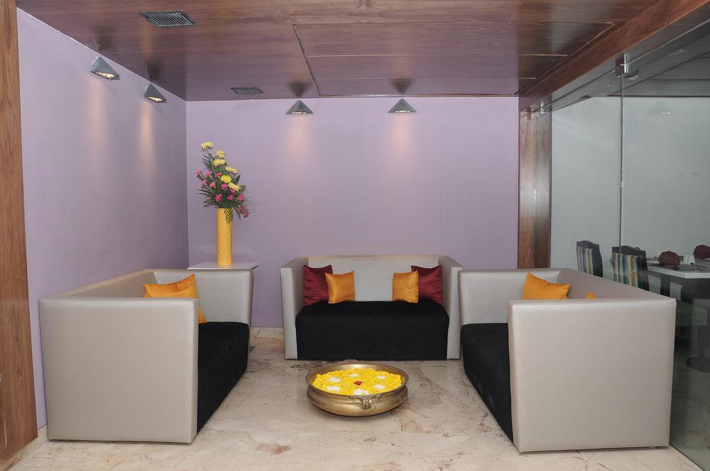 La Woods Hotel Chennai Exterior photo