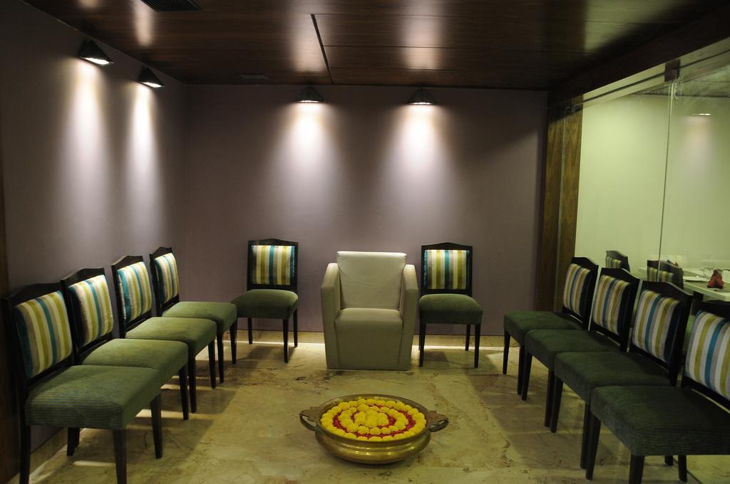 La Woods Hotel Chennai Exterior photo