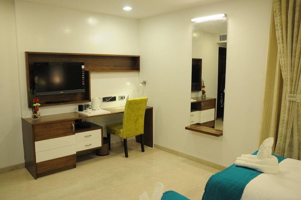 La Woods Hotel Chennai Exterior photo