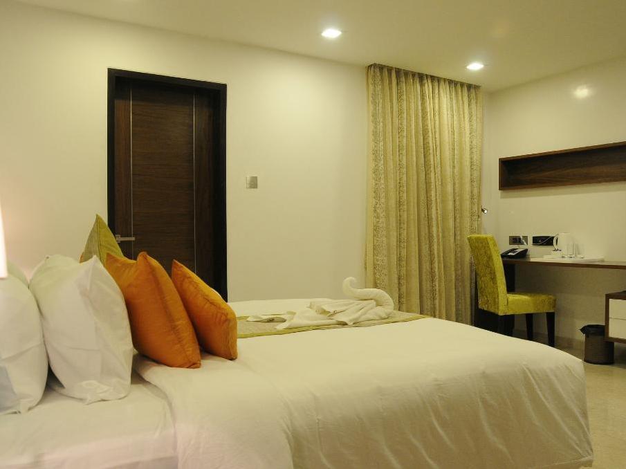 La Woods Hotel Chennai Exterior photo