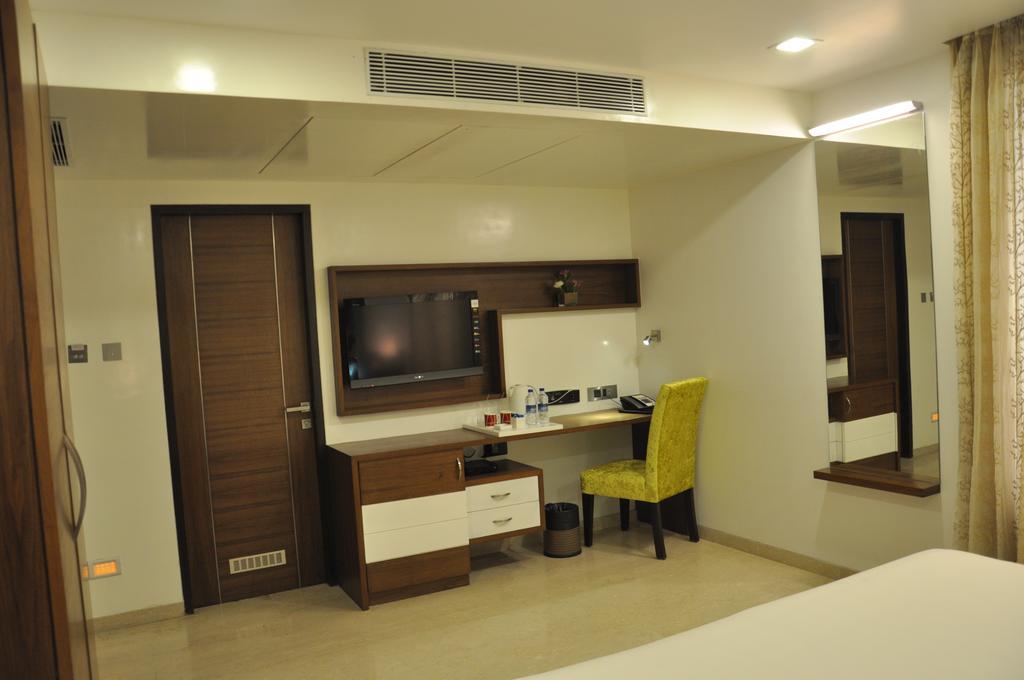 La Woods Hotel Chennai Exterior photo
