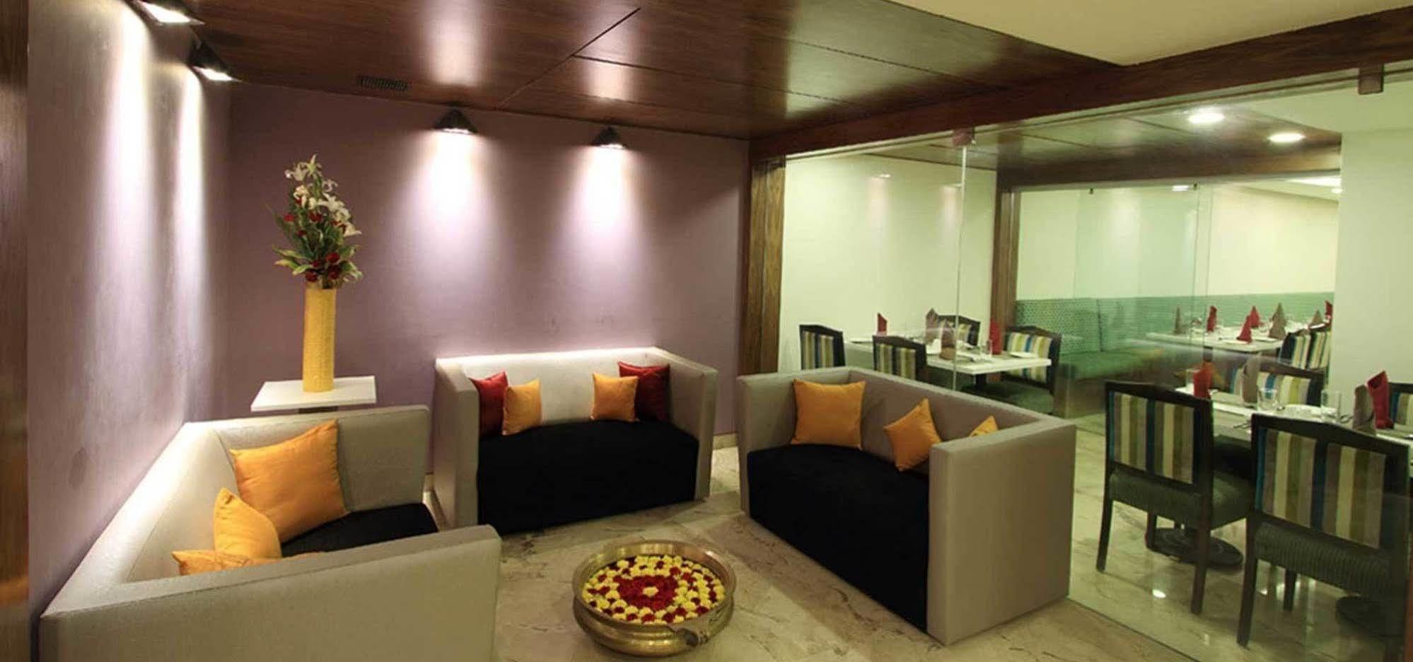 La Woods Hotel Chennai Exterior photo