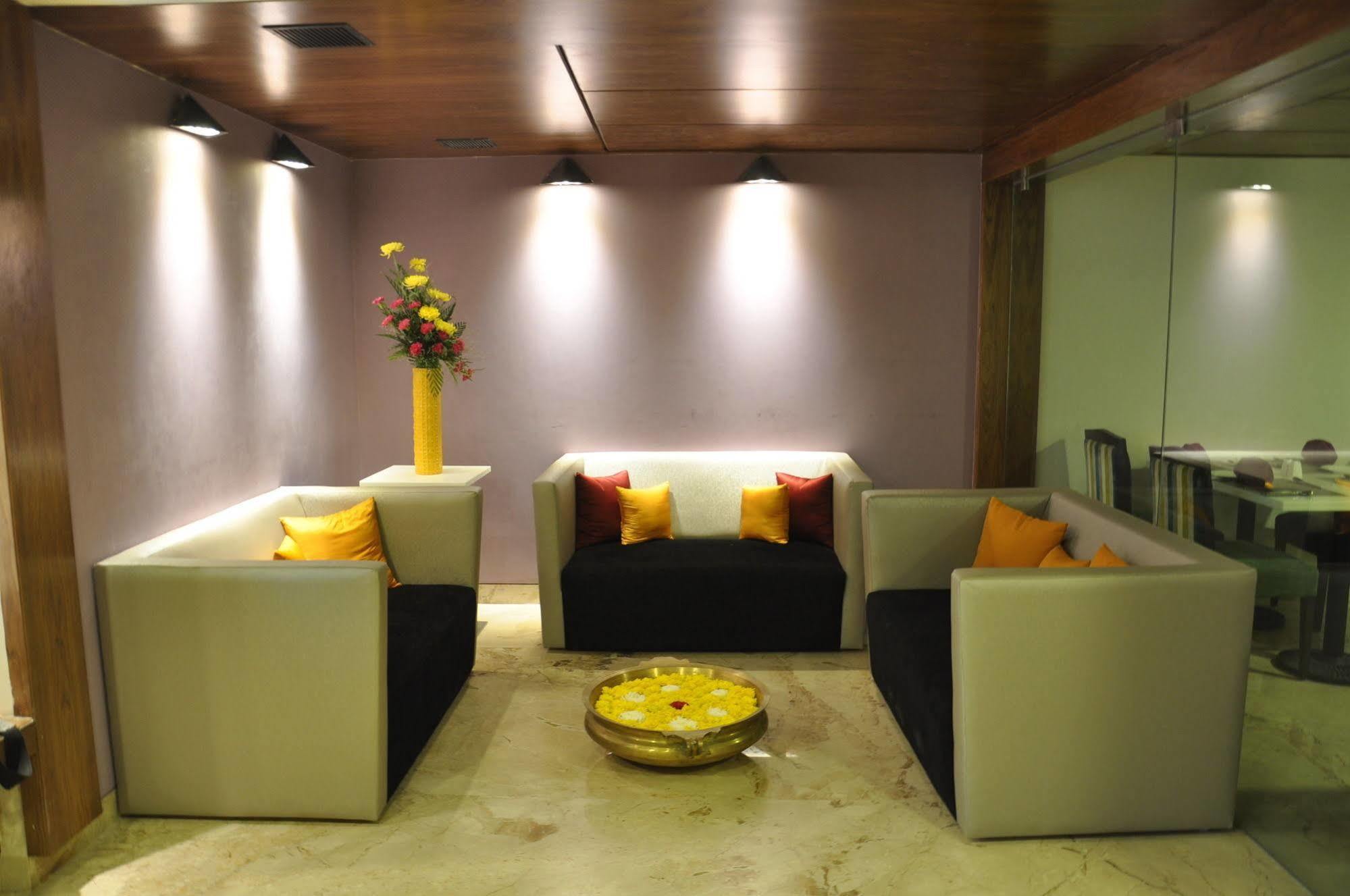 La Woods Hotel Chennai Exterior photo