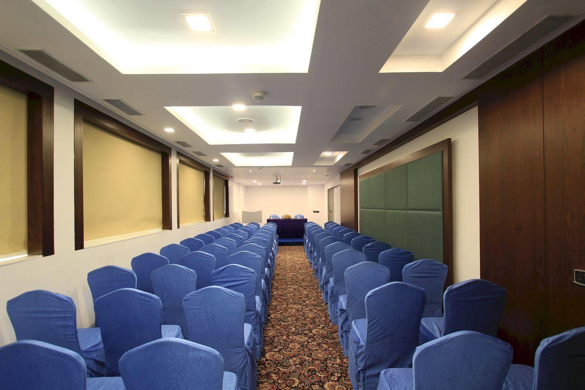 La Woods Hotel Chennai Exterior photo
