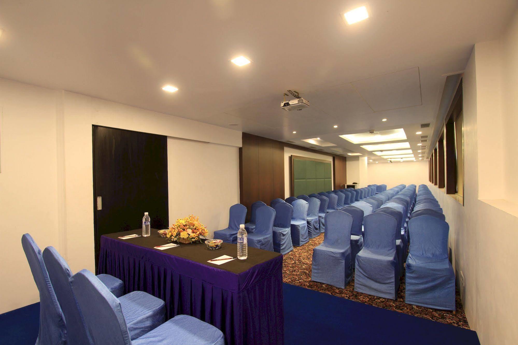 La Woods Hotel Chennai Exterior photo