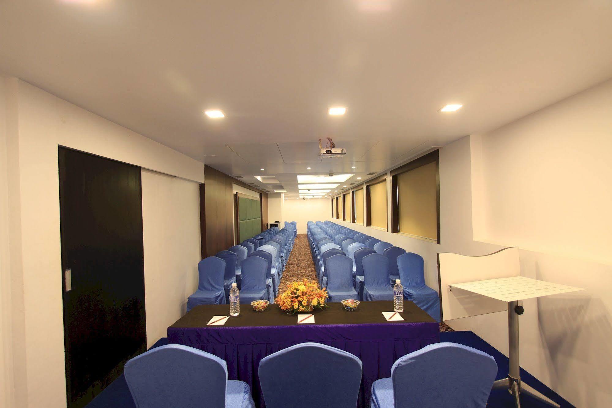 La Woods Hotel Chennai Exterior photo