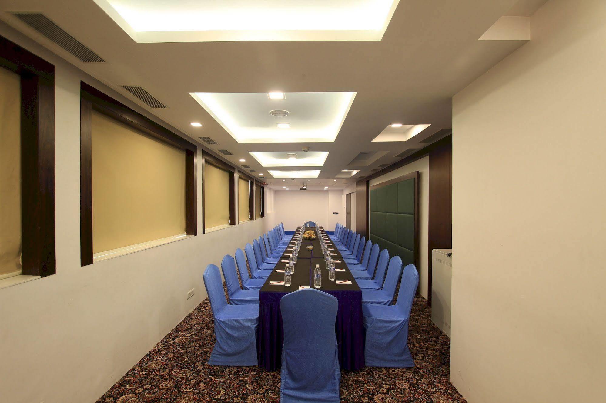 La Woods Hotel Chennai Exterior photo