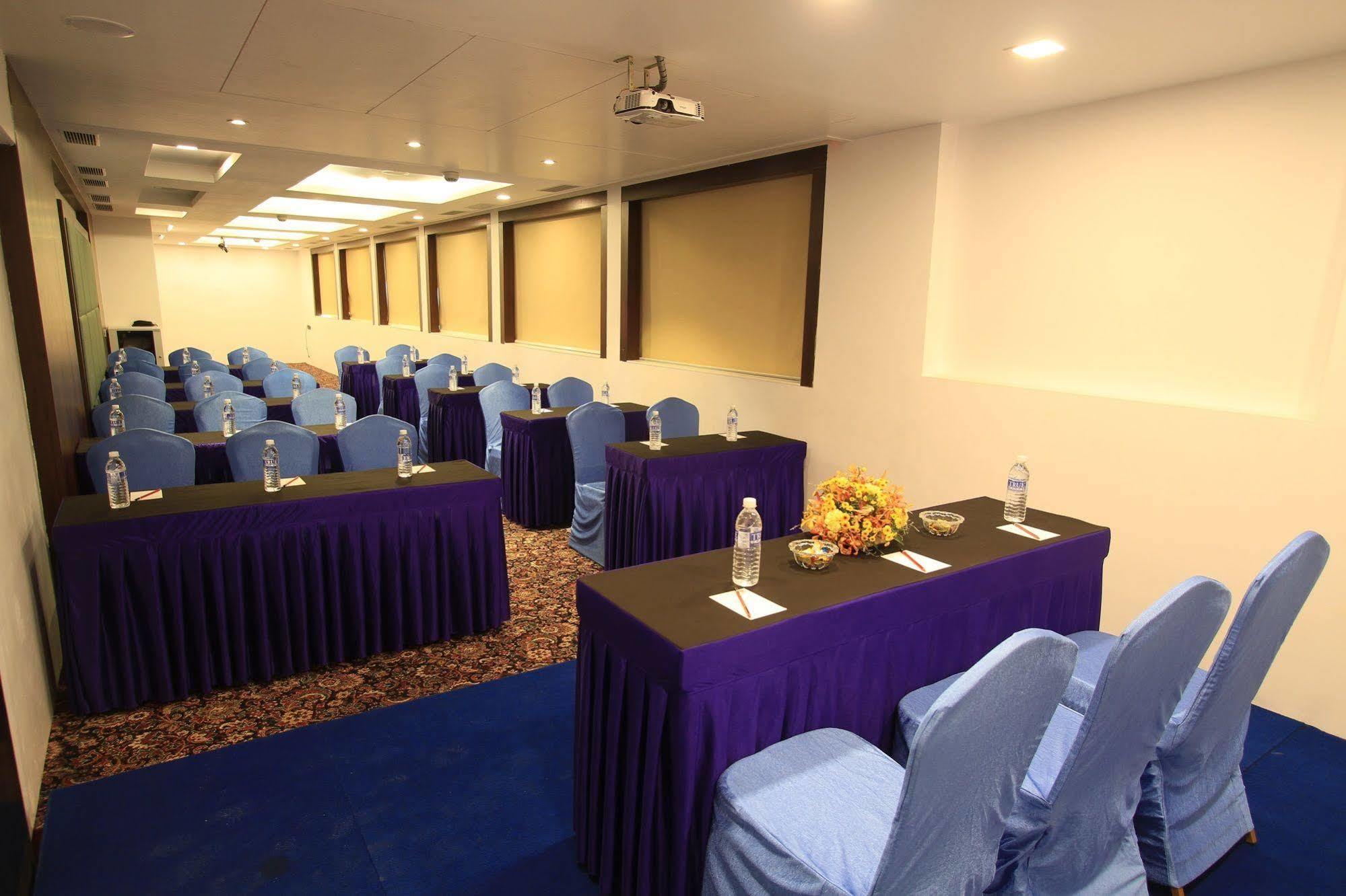 La Woods Hotel Chennai Exterior photo