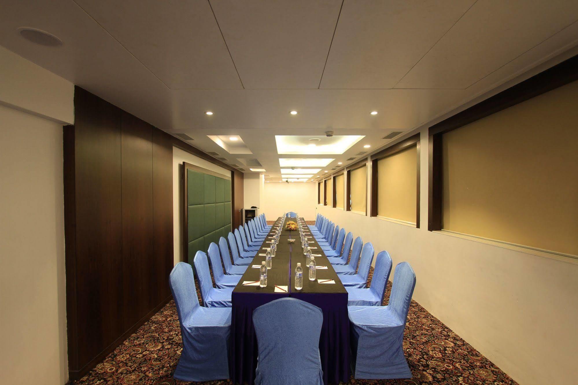 La Woods Hotel Chennai Exterior photo