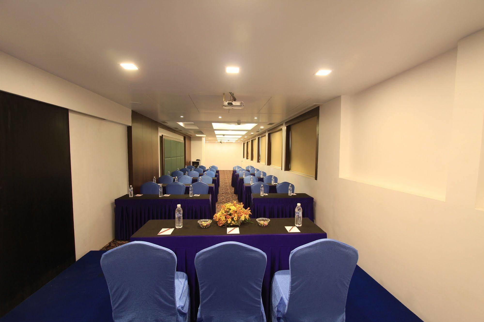 La Woods Hotel Chennai Exterior photo