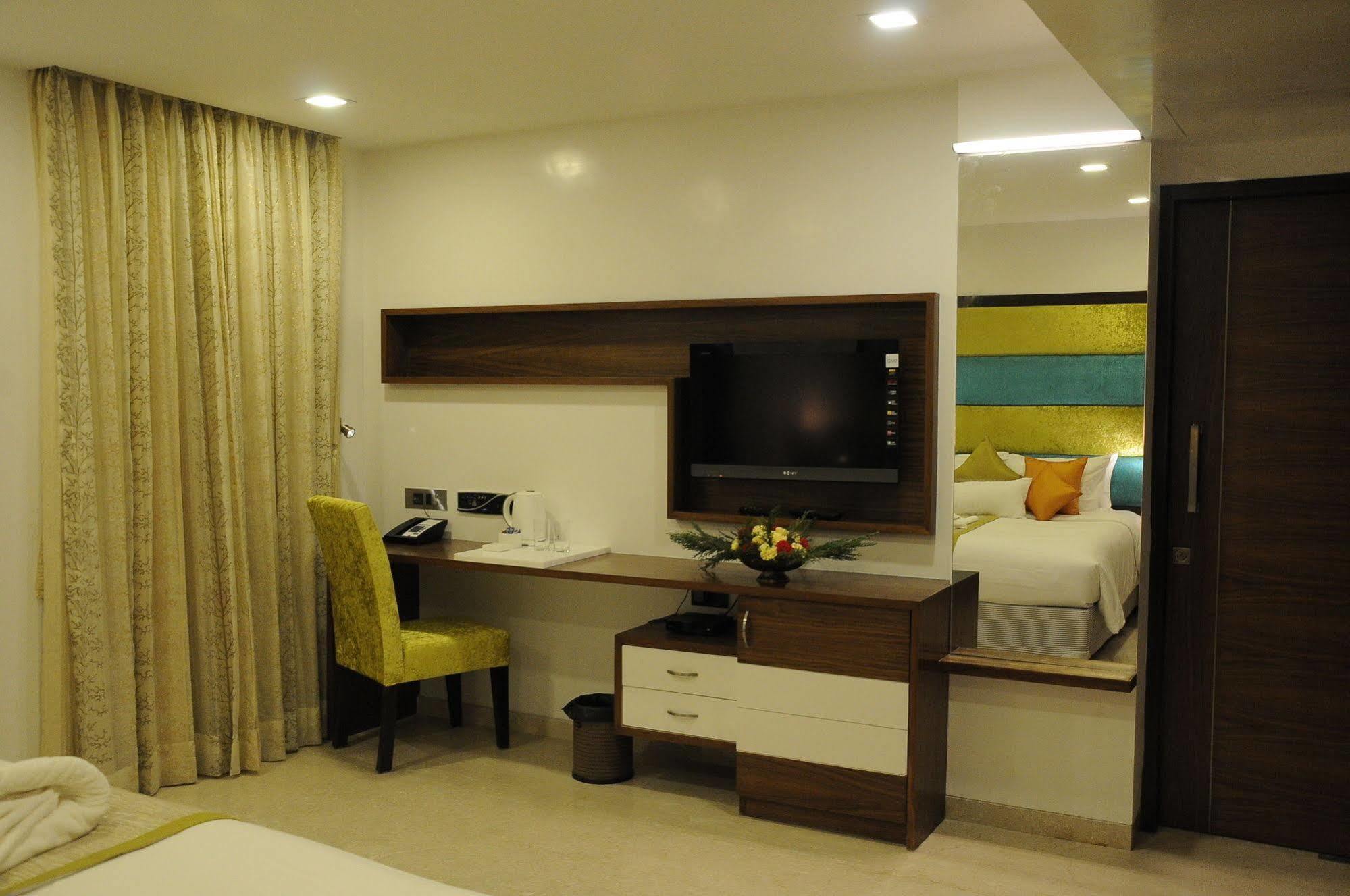 La Woods Hotel Chennai Exterior photo