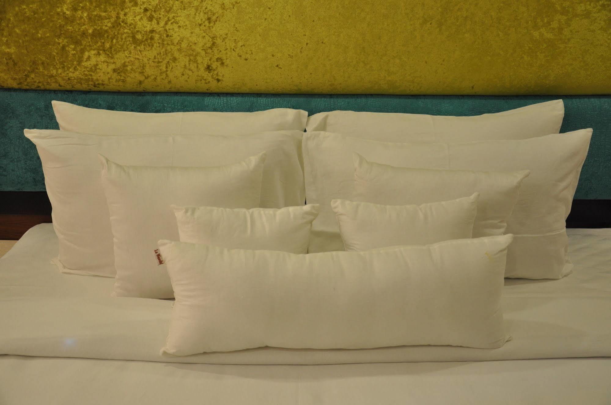 La Woods Hotel Chennai Exterior photo