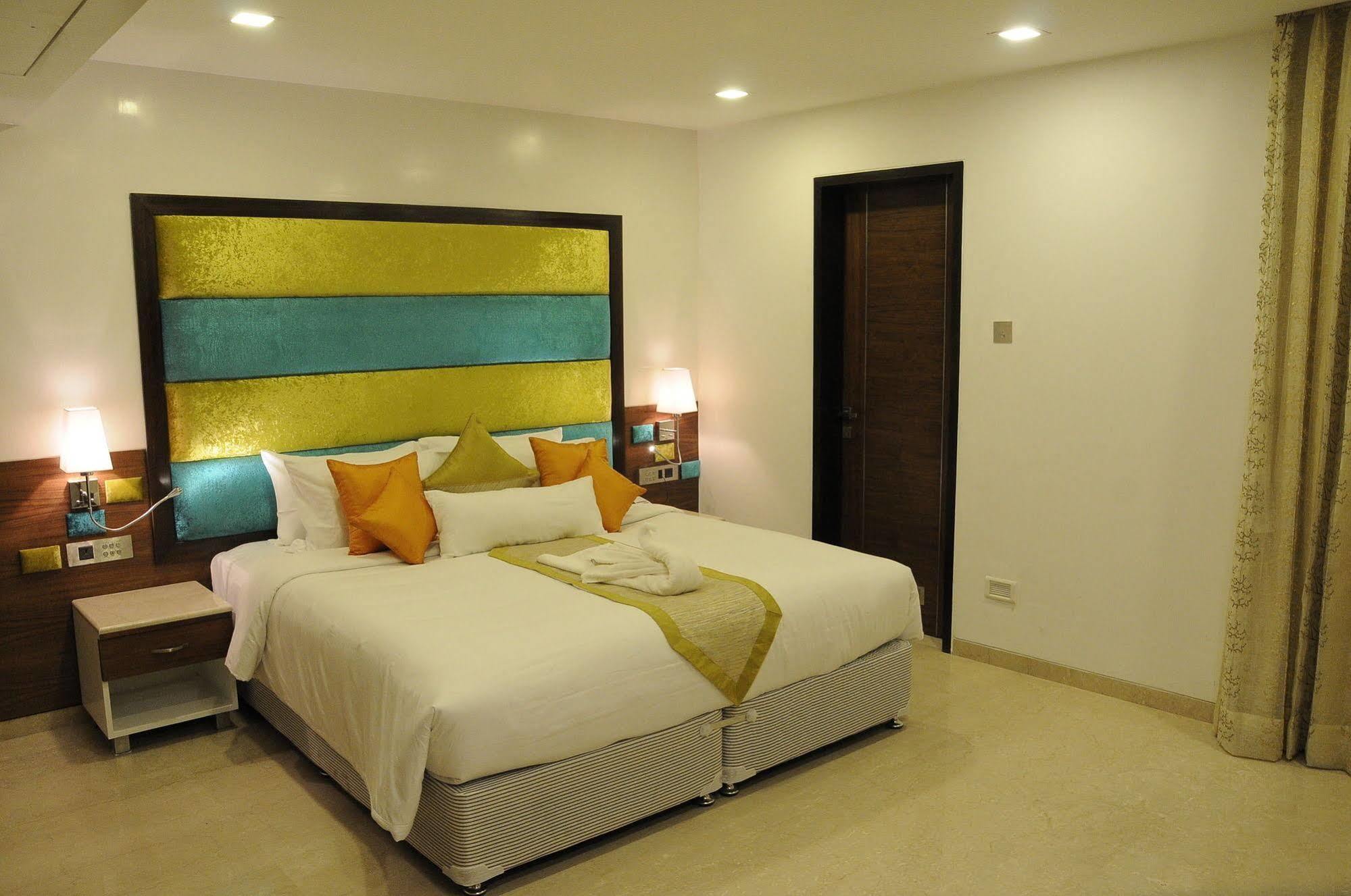 La Woods Hotel Chennai Exterior photo